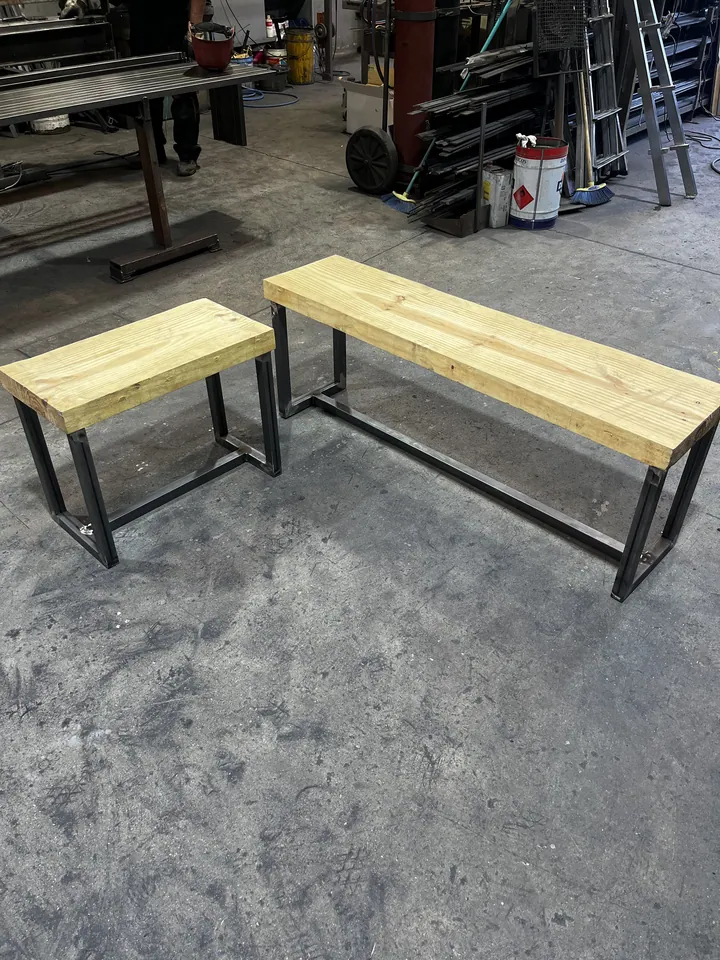Dos bancos de madera y metal en taller