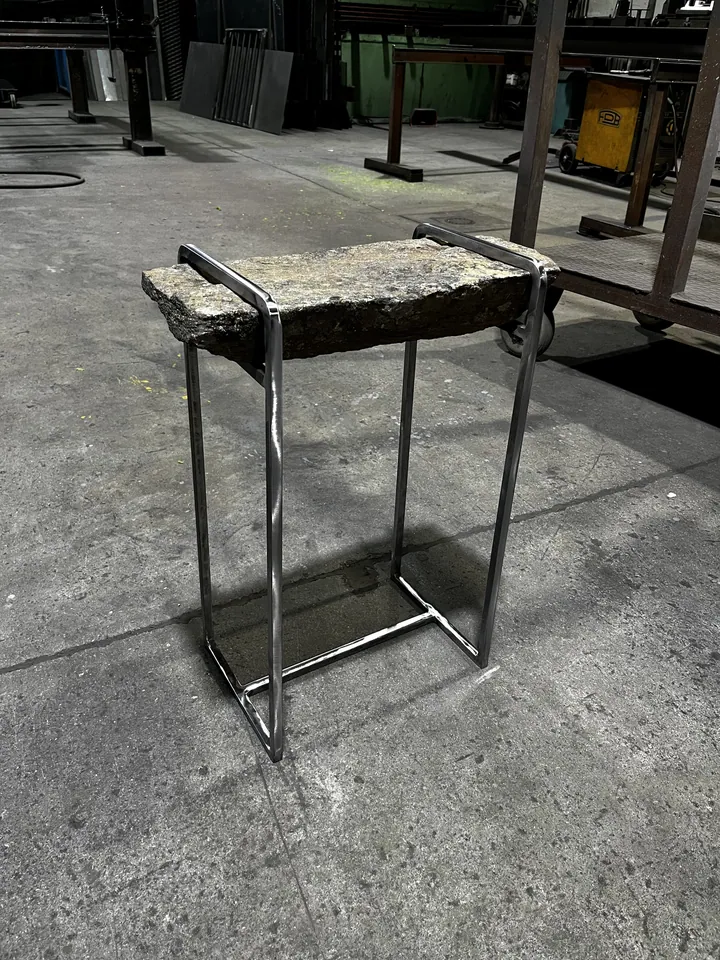 Pieza de mobiliario de metal en el taller; fotografía 1 de esta serie