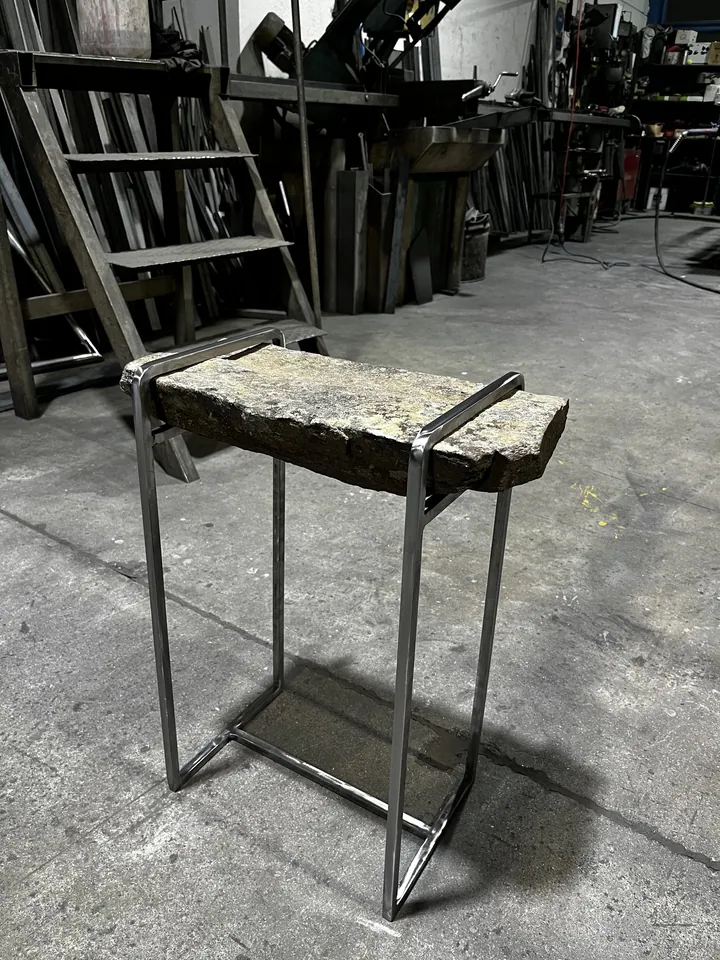 Pieza de mobiliario de metal en el taller; fotografía 2 de esta serie