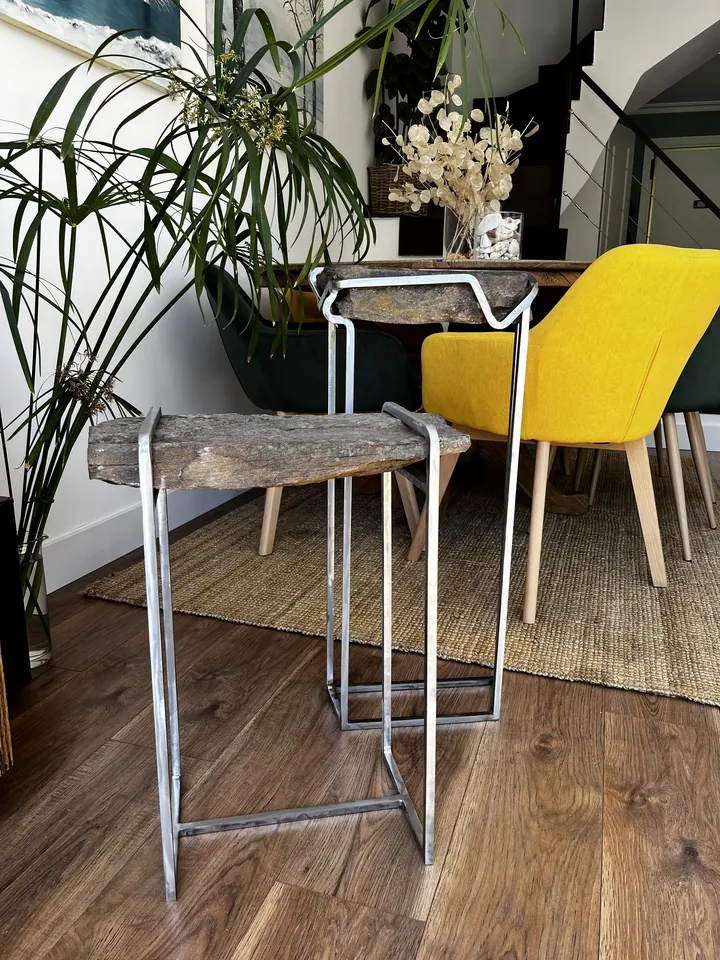 Pieza de mobiliario de estructura metálica y sobre de textura pétrea, fotografiada en un interior; fotografía 8 de esta serie