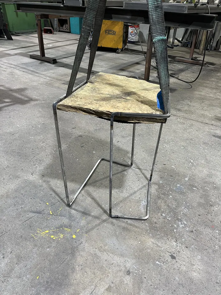 Pieza de mobiliario de metal en el taller; fotografía 3 de esta serie