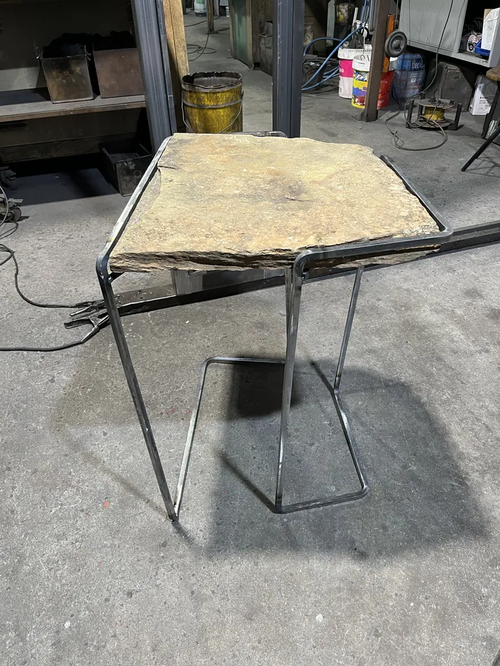 Pieza de mobiliario de metal en el taller; fotografía 4 de esta serie