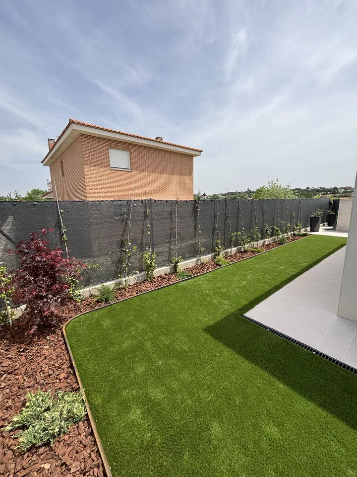 Jardín lineal verde con plantación perimetral